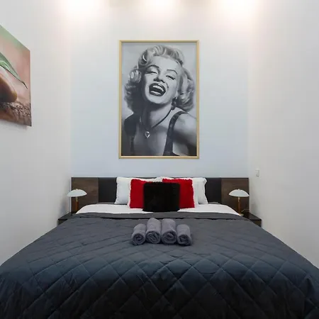 Exclusive Marilyn In The Heart Of Appartamento Budapest